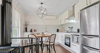 Elysium Cottage - A Cosy Retreat with Water Views