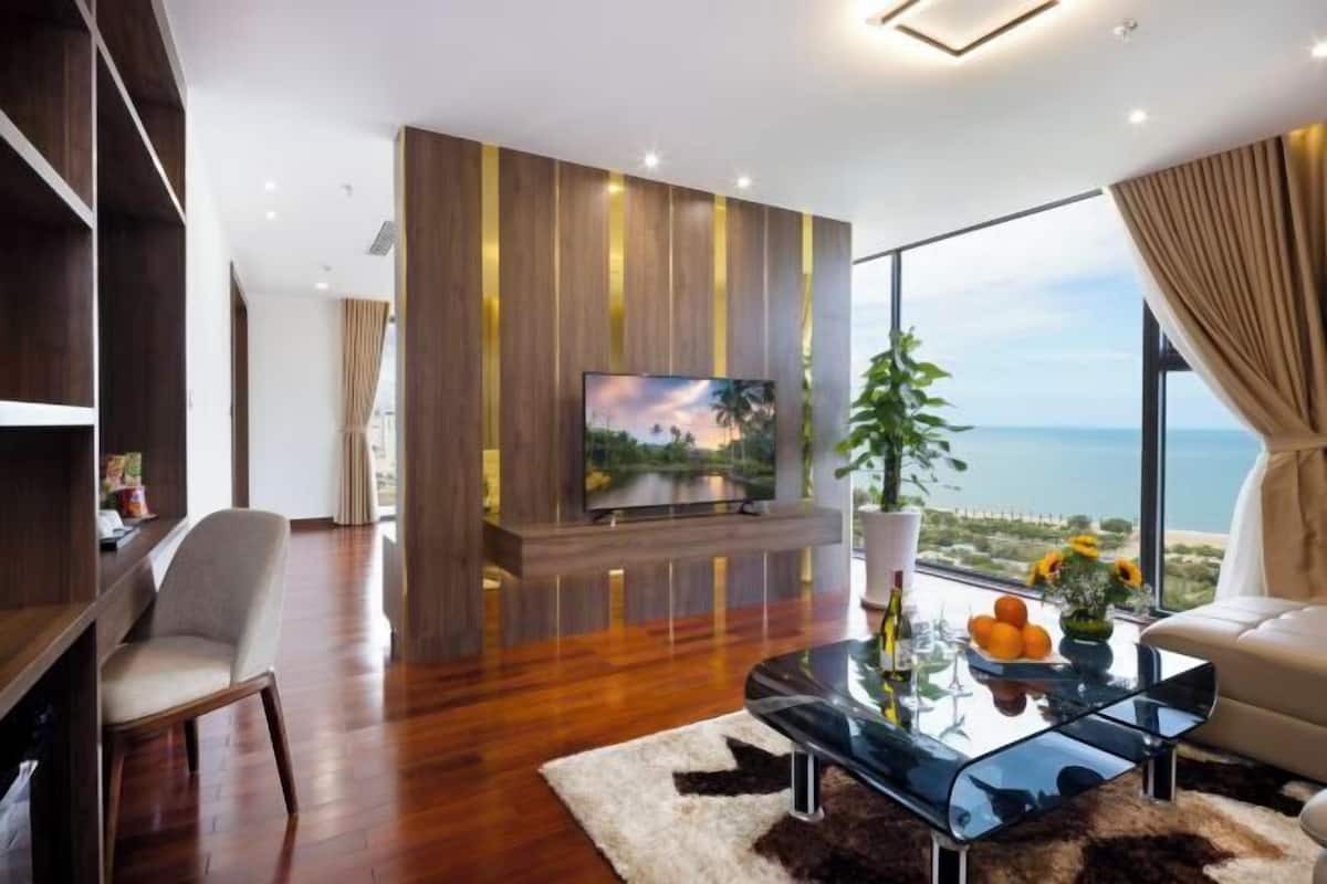 Living area | 42-inch Smart TV with digital channels, TV