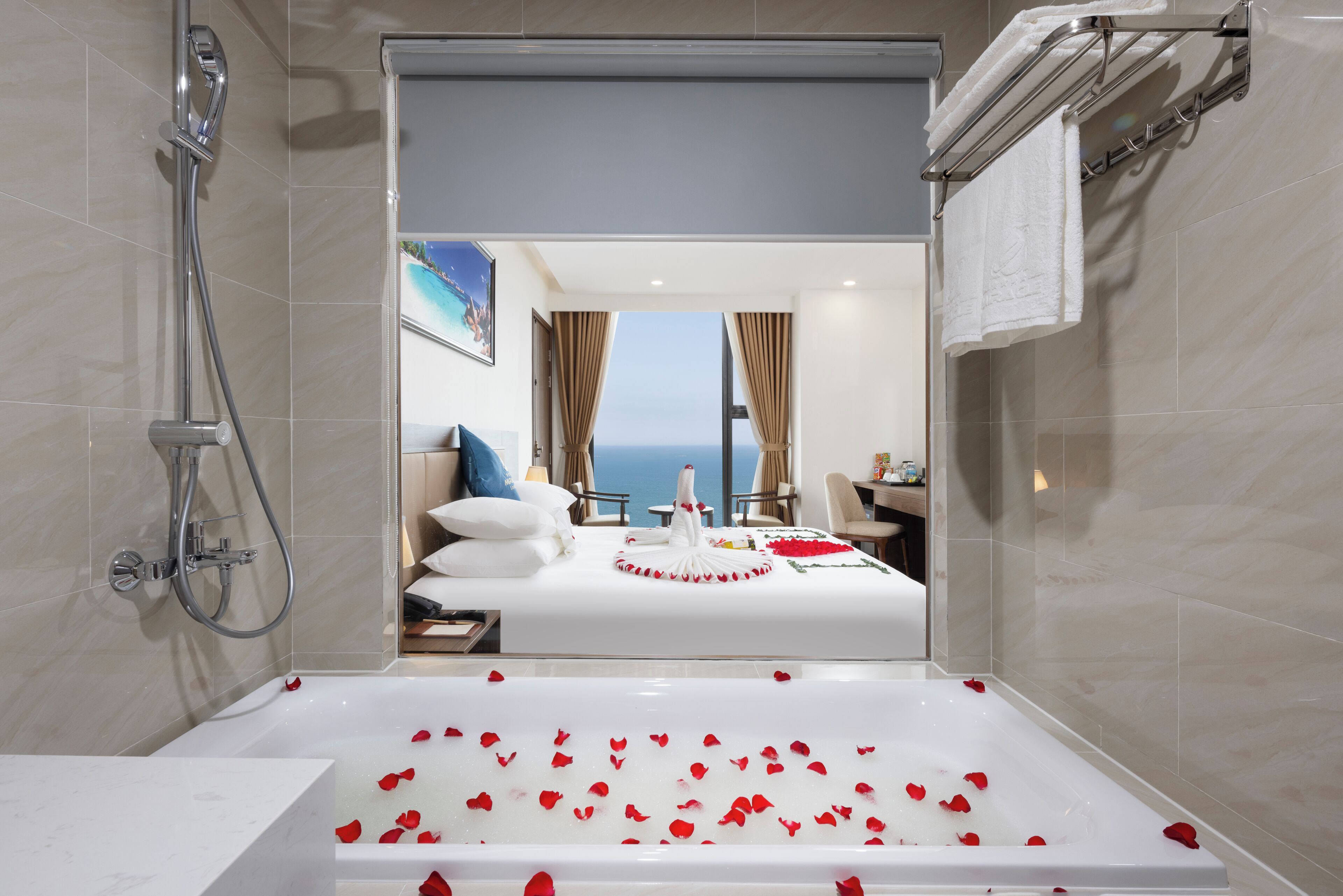 Familien-Vierbettzimmer, 2 Schlafzimmer, Meerblick | Badezimmer | Regendusche, kostenlose Toilettenartikel, Haartrockner, Bademäntel