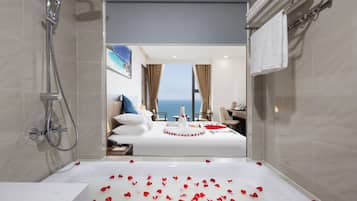 Familien-Vierbettzimmer, 2 Schlafzimmer, Meerblick | Badezimmer | Regendusche, kostenlose Toilettenartikel, Haartrockner, Bademäntel