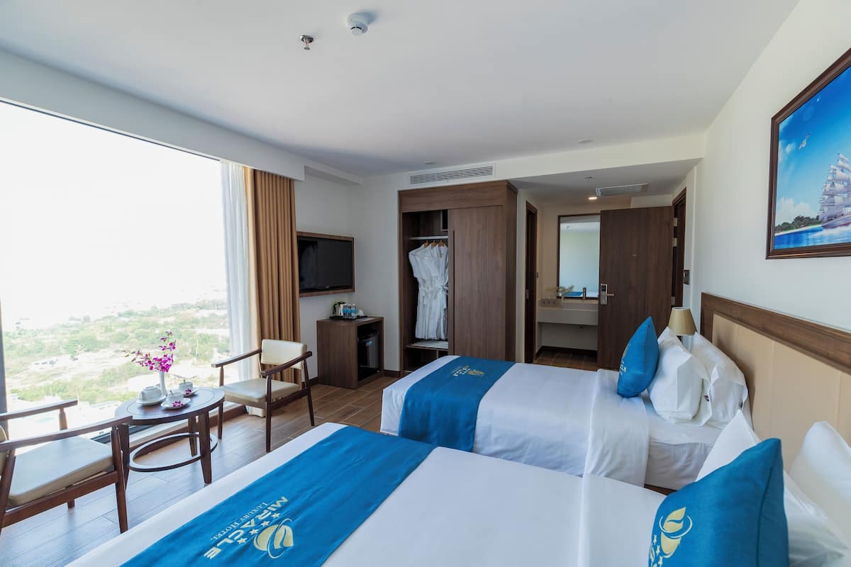 1 bedroom, premium bedding, free minibar items, in-room safe