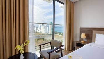 Habitación senior con 1 cama matrimonial o 2 individuales, vista a la ciudad | Vista a la ciudad