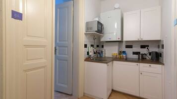 Køleskab, mikrobølgeovn, kogeplade, køkkentøj/tallerkener/redskaber