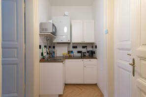 Refrigerador, microondas, placa de cocina, utensilios de cocina
