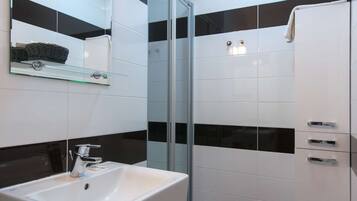 Douche, sĂšche-cheveux, serviettes fournies