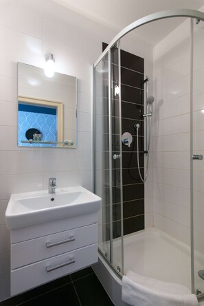 Dusj, hårføner og håndklær