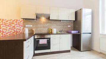 Fridge, microwave, stovetop, cookware/dishes/utensils