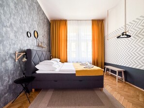 Escritorio, tabla de planchar con plancha, wifi y ropa de cama 