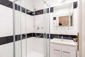 Dusche, Haartrockner, Handtücher