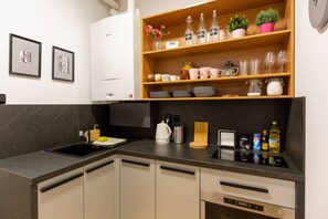 Refrigerador, microondas, parrilla de estufa y utensilios de cocina 