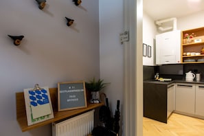 Kühlschrank, Mikrowelle, Herdplatte, Kochgeschirr/Geschirr/Besteck