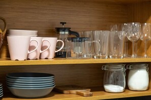 Jääkaappi, mikroaaltouuni, liesi, keittoastiat/astiat/ruokailuvälineet