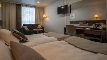 Escritorio, cortinas blackout, camas extra y wifi gratis