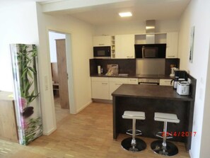 Jääkaappi, mikroaaltouuni, uuni, astianpesukone