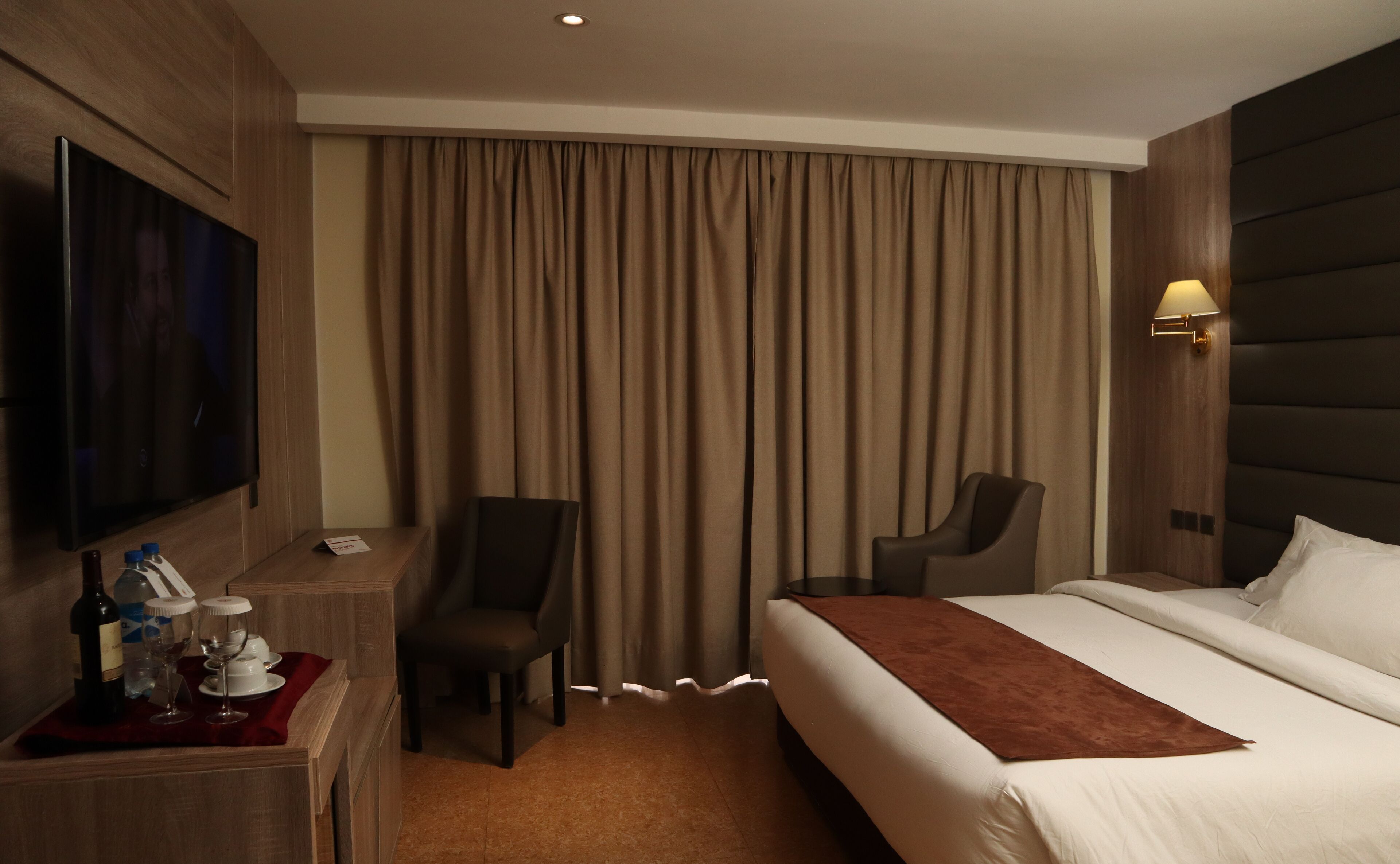 经典双人房 | 客房内保险箱、办公桌、熨斗/熨板、免费 WiFi