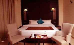 Dobbeltrom – superior | Safe på rommet, skrivebord, strykejern/-brett og wi-fi (inkludert)