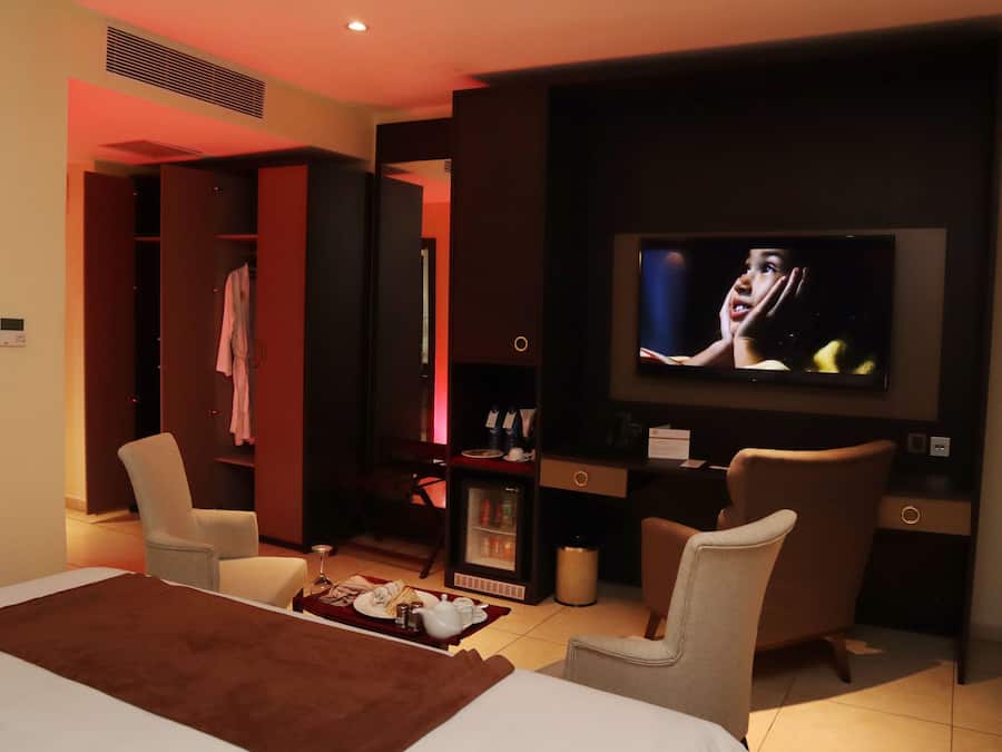 Een kluis op de kamer, een bureau, een strijkplank/strijkijzer