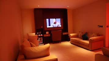 Executive Suite | In-room safe, desk, iron/ironing board, free WiFi