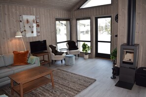 Family Cabin (Vestlia 31) | 3 bedrooms, individually decorated, individually furnished, bed sheets