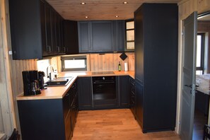 Family Cabin, 3 Bedrooms | Private kitchen | Fridge, oven, stovetop, dishwasher - Skeikampen Booking (Gausdal)