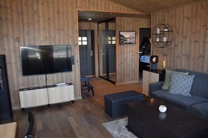 Perhemökki, 3 makuuhuonetta | Oleskelualue | 30–senttinen televisio, jossa satelliittikanavat