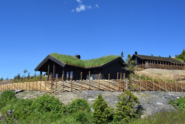 Perhemökki, 3 makuuhuonetta | Yksilöllisesti sisustettu, yksilöllisesti kalustettu, vuodevaatteet