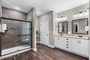 Shower, hair dryer, towels - Community Indoor Pool, Arcade, Foosball, Stunning Lake Views & Free Tickets Dolly Parton & More! (Hollister)