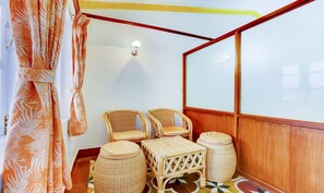 Habitación Deluxe doble | Zona de estar | Una televisión de pantalla plana