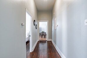 Interior - Mins from Downtown & Dining, Dauphin Darling 2 (Mobile)