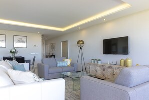 TV, mesa de pingue-pongue
