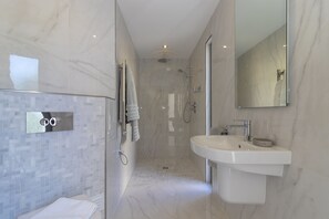 Douche, sèche-cheveux, serviettes fournies
