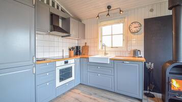 Jääkaappi, liesi, astianpesukone, kahvin-/teenkeitin