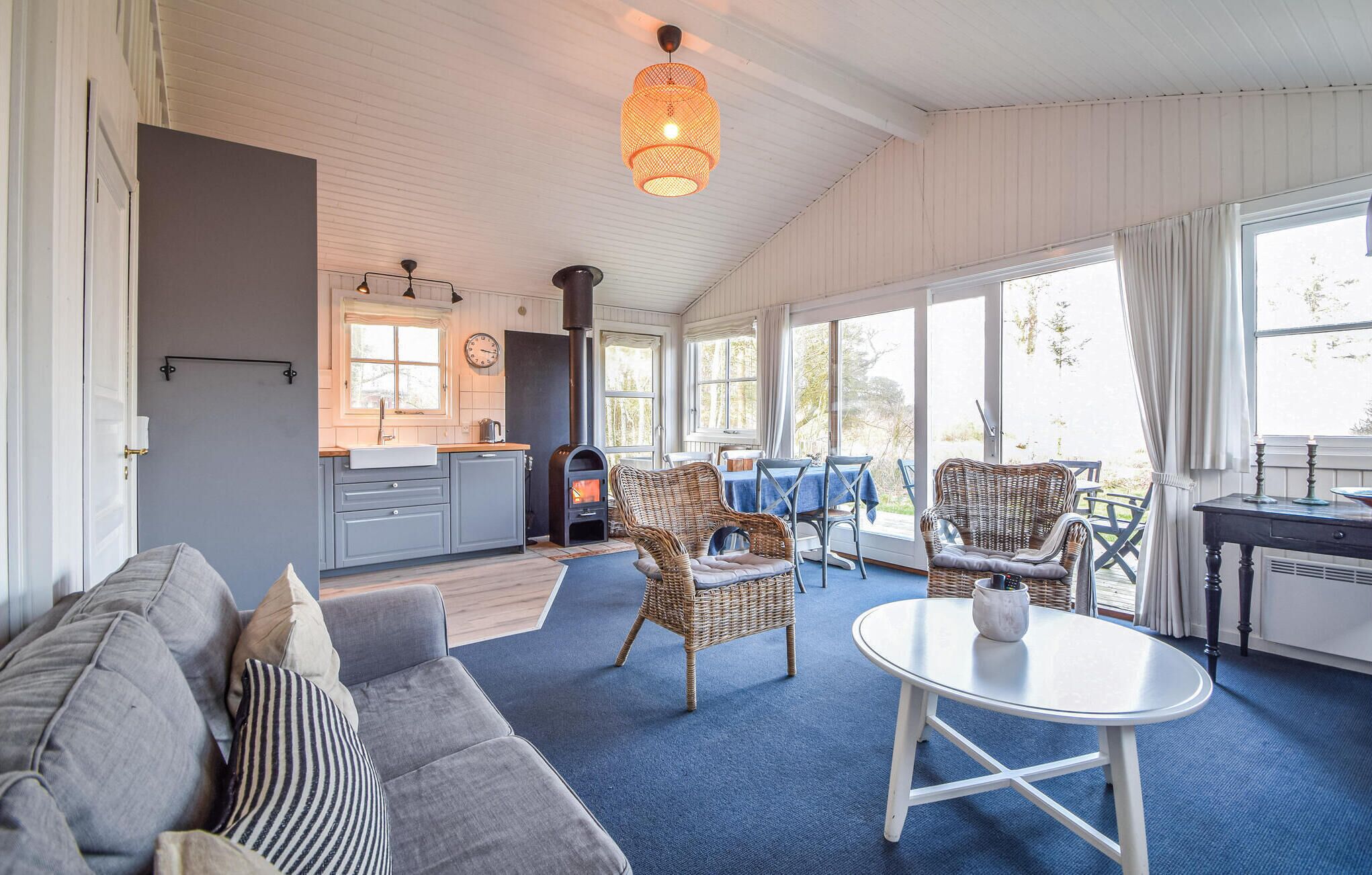 Una televisión, una chimenea, un reproductor estéreo