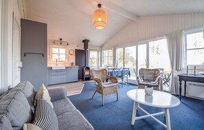 TV, fireplace, stereo