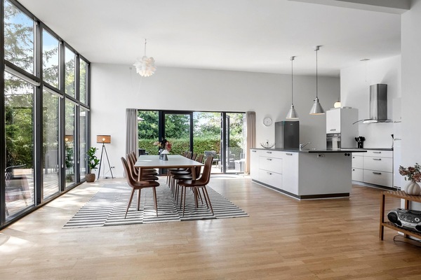 Fridge, stovetop, dishwasher, coffee/tea maker