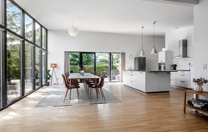 Frigorífico, placa de cocina, lavavajillas y cafetera o tetera