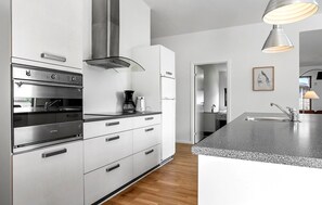 Kühlschrank, Mikrowelle, Herdplatte, Geschirrspüler