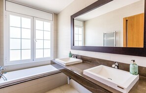 Combined shower/bathtub