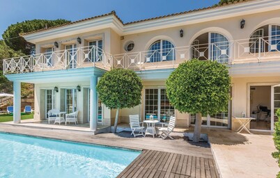 5 bedroom amazing home in Cabrils