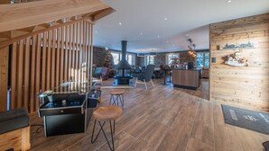 Ein modernes Interieur mit einer Holztreppe, einem Kamin und einem Essbereich.