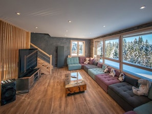 TV, fireplace - Spacious Chalet for 14 in Scenic Vosges – Spa, Games Room, Pet-Friendly (Ban-sur-Meurthe-Clefcy)
