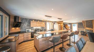 Een koelkast, een microgolfoven, een vaatwasser