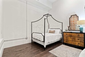 2 habitaciones, escritorio y tabla de planchar con plancha