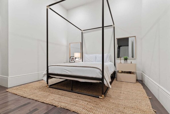 4 bedrooms, desk, iron/ironing board, travel cot