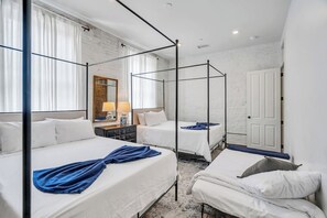 4 slaapkamers, een bureau, een strijkplank/strijkijzer, reisbedje
