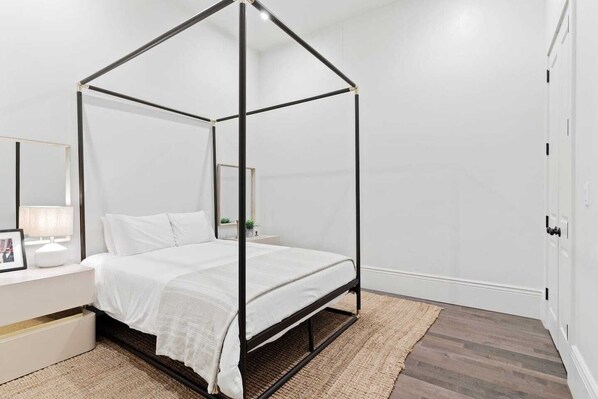 2 chambres, bureau, fer et planche à repasser, lit de bébé portatif