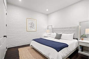 2 Schlafzimmer, Schreibtisch, Bügeleisen/Bügelbrett, Reisekinderbett