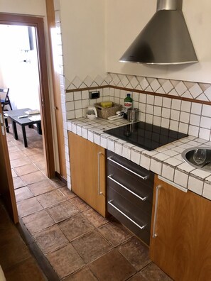 Kühlschrank, Herdplatte, Wasserkocher mit Kaffee-/Teezubehör