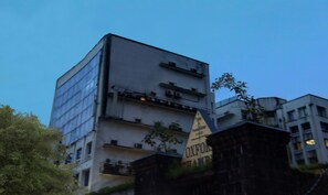 المنشأة من الخارج