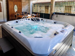 مغطس سبا داخلي